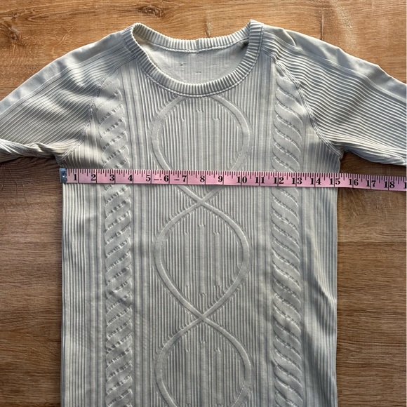 Lululemon Rest Less Pullover Size 6 
Heathered Silver Spoon - Picture 5 of 7